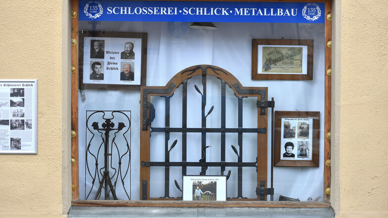 Im Haus gegenüber der Firma Schlick ist ein Schaufenster in der Lindenstraße der 135-jährigen Firmengeschichte gewidmet.