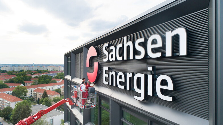 In rund 50 Metern Höhe haben Spezialisten das Firmenlogo und den Schriftzug Sachsen-Energie unterm Dach des Hochhauses montiert.