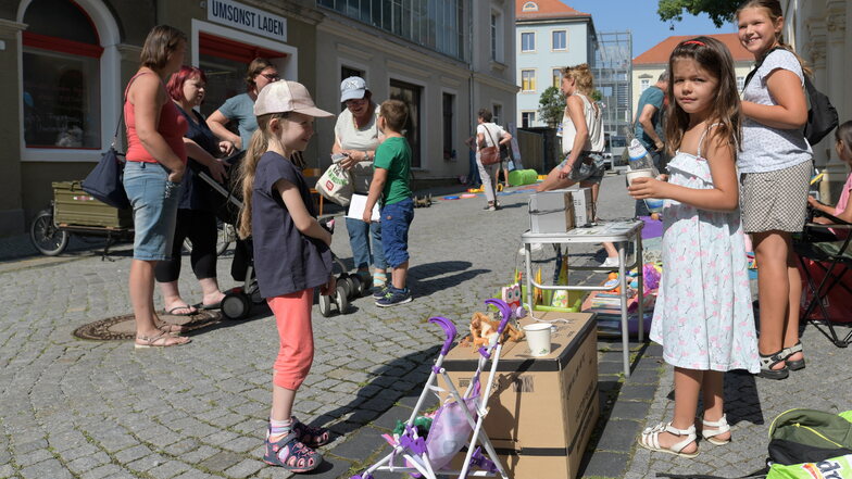 Zur Eröffnung des Geschäftes gab es auf der gesperrten Gartenstraße auch einen Kinderflohmarkt.