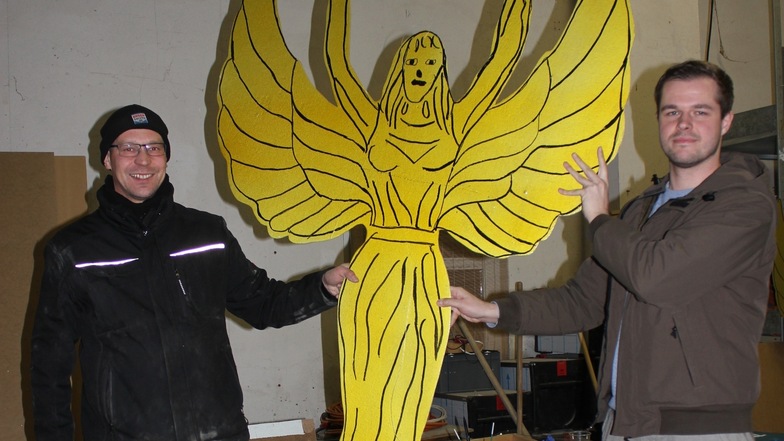 Tobias Winter (links) und Alex Scholze zeigen einen der Engel, die schon 2007 verwendet wurden. Man wird ihn wieder sehen.