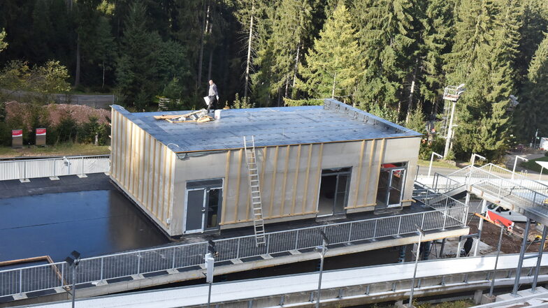 Vor dem Saisonstart wird an der Bobbahn in Altenberg gebaut. Unter anderem entstehen ein neues Zielhaus und Zuschauerränge mit Platz für bis zu 2.000 Personen. Auch neue Sanitäranlagen werden gebaut.