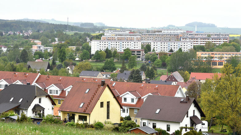 Blick über Olbersdorf bis zur Grundbachsiedlung, das vom Bergbau-Ersatz- zum modernen Wohngebiet umgebaut werden soll.