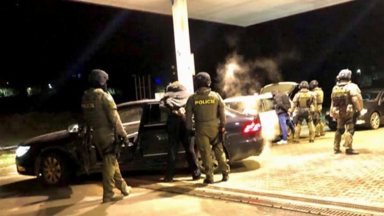 Polizisten beim Einsatz gegen Autodiebesbanden in Varnsdorf vor gut einer Woche. Sie nahmen sieben Männer fest.