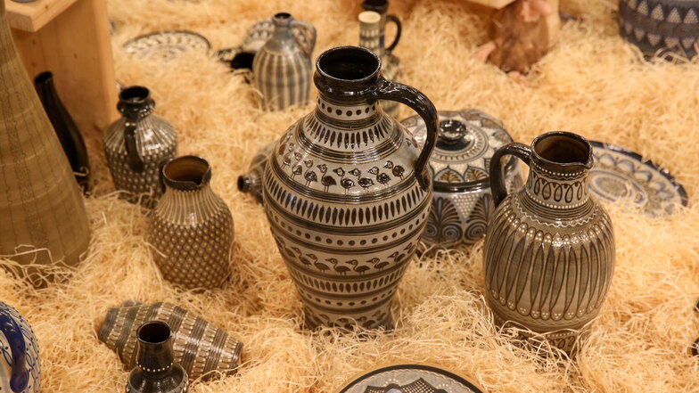 Die Keramik-Exponate werden in der Sonderschau im Kamenzer Malzhaus auf Stroh gebettet präsentiert.