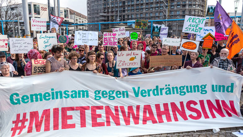 Am Wochenende gingen Demonstranten auch in Dresden gegen die steigenden Mieten auf die Straße.  Enteignungen sind nicht angedacht, aber strengere Vorgaben für Vermieter könnten kommen.