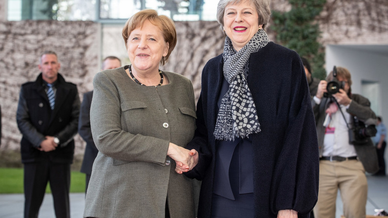 Bundeskanzlerin Angela Merkel (CDU) empfängt die britische Premierministerin Theresa May vor dem Bundeskanzleramt zu einem Gespräch.