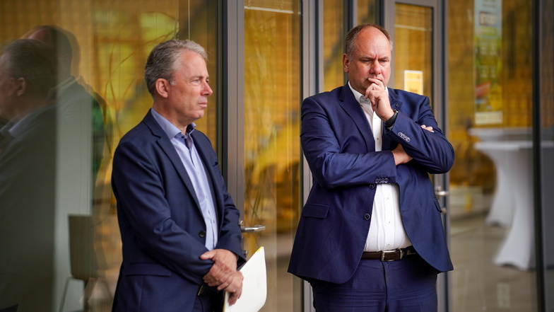 Dynamo-Geschäftsführer Jürgen Wehlend und Oberbürgermeister Dirk Hilbert mit nachdenklichen Mienen.