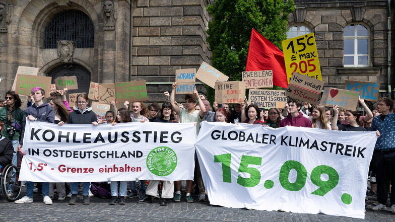 Streiken fürs Klima: Mit Bannern demonstrieren Teilnehmer einer Kundgebung von Fridays for Future vor der Dresdner Staatskanzlei.