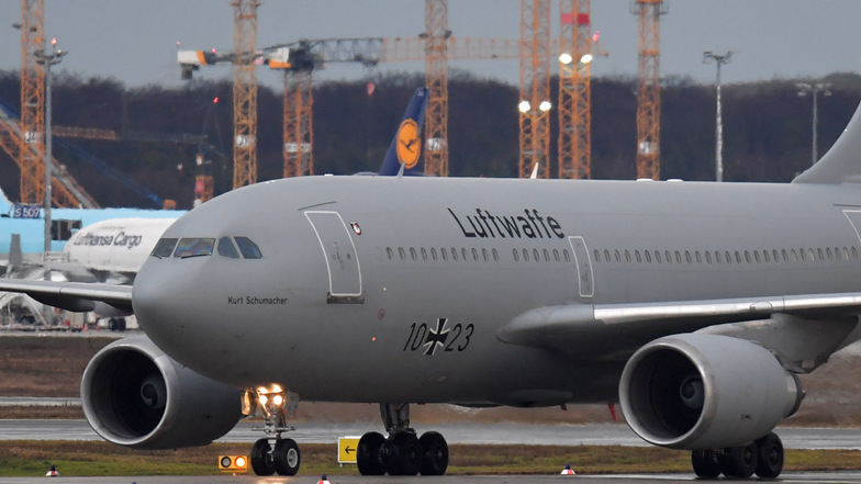 Der Airbus A310 "Kurt Schumacher" der Bundeswehr kommt am 1. Februar auf dem Flughafen Frankfurt am Main an. Das Flugzeug hat Deutsche und andere Staatsbürger aus dem vom Coronavirus betroffenen chinesischen Wuhan ausgeflogen.