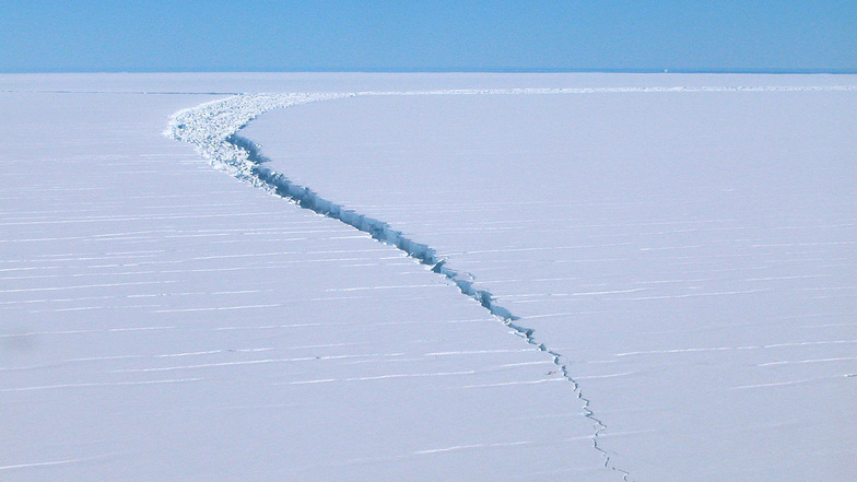 Der erste Riss im sogenannten Amery-Schelfeis. An der Stelle ist ein 1.636 Quadratkilometer großer Eisberg abgebrochen.