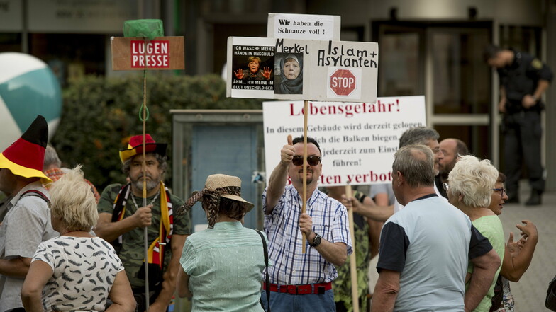 Teilnehmer eine Kundgebung vor dem Haus der Presse in Dresden.