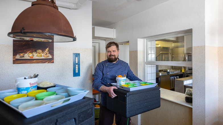Martin Sommerschuh ist der Koch für alle Kita- und Schulkinder in Hermsdorf. Weil er das Geschirr hinterher abwäscht, ist er Dienstleister - und muss ab Januar auch 19 Prozent Mehrwertsteuer nehmen.