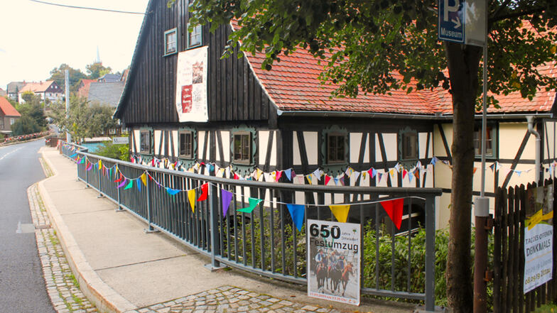 Die Ortschaft ist schon mit Wimpeln geschmückt, auch am Museum, das mit zwei Ausstellungen und der Präsentation der Chronik den Startschuss für die Festwoche gab.