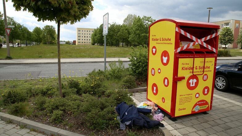 Der Altkleidercontainer von Humana auf dem Netto-Parkplatz in Görlitz war kaum gesperrt, schon wurden Sachen daneben geworfen.