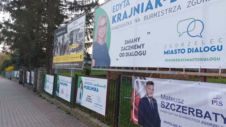 So sehen gerade viele Straßen in Zgorzelec aus: die Ränder gesäumt mit Wahlplakaten.