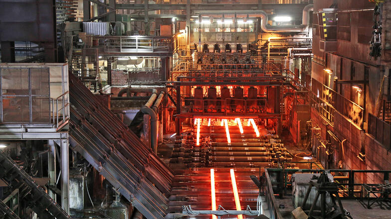 In der Stranggießanlage der ESF Elbe-Stahlwerke Riesa GmbH werden bis zu fünf Knüppel gleichzeitig produziert.