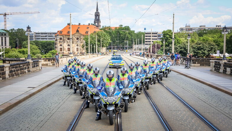 Die Motorradstaffel der Polizei Dresden übt auf der Augustusbrücke die Formation für den Besuch des französischen Präsidenten Emmanuel Macron.
