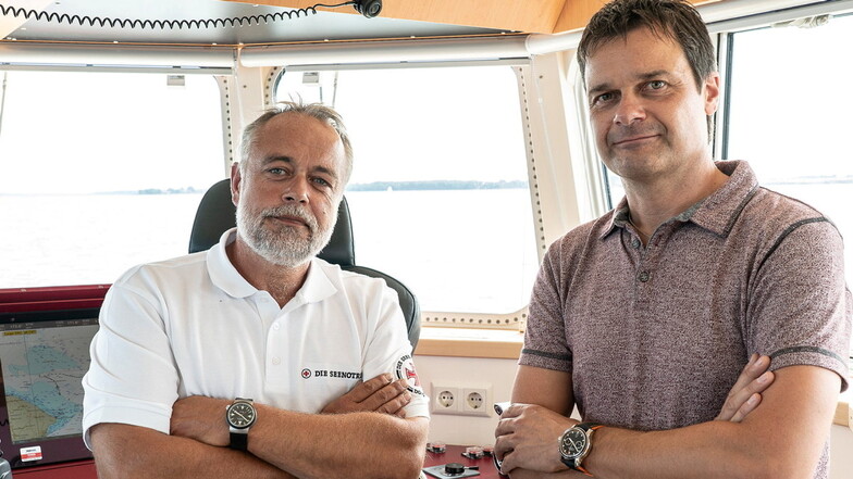 Mühle-Geschäftsführer Thilo Mühle (rechts) hat ein sehr spezielles Verhältnis zur Ostsee. Er unterstützt auch die dort tätigen Seenotretter. Michael Müller ist einer von ihnen.