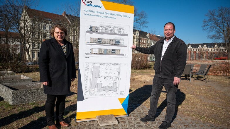 Jana Nickolmann, Leiterin des Zentralhospitals, und Dirk Reinke, Geschäftsführer der Arbeiterwohlfahrt Oberlausitz, erläuterten im Frühjahr die Pläne für den Anbau an das Pflegeheim. Jetzt gerät das Vorhaben ins Stocken.