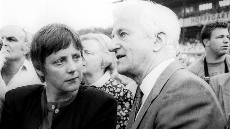 Angela Merkel, damals Vize-Regierungssprecherin, und Weizsäcker 1990 auf der Pferderennbahn in Berlin.