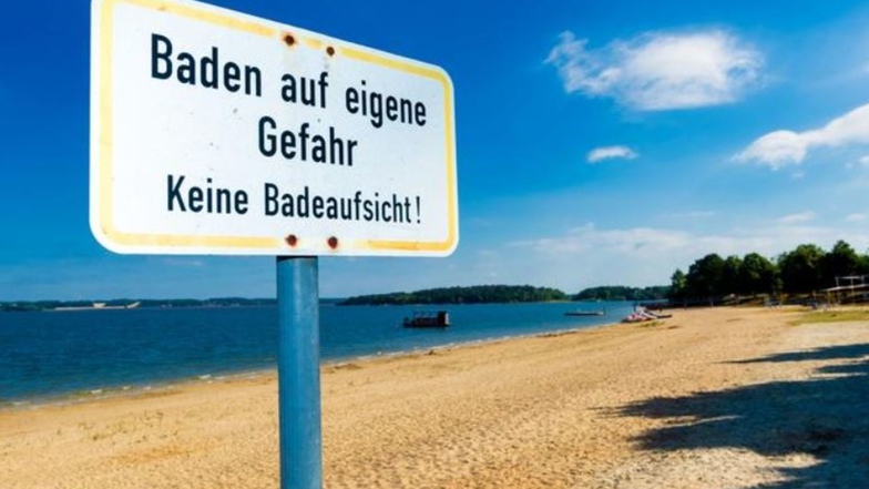 Schild statt Strandwache: Am Stausee in Bautzen erfolgt das Baden auf eigene Gefahr. Auch an anderen Gewässern sucht man vergeblich nach Rettungsschwimmern.