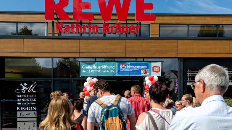 Die Kunden dürfen kommen. Rewe hat am neuen Standort an der Wilhelm-Kaulisch-Straße, Ecke Dresdner Straße in Neustadt eröffnet.