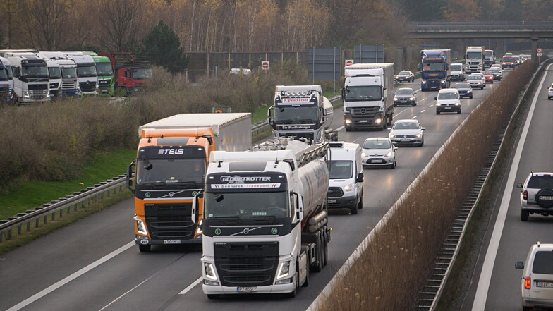 Schwerlaster dürfen auf großen Abschnitten von Autobahnen in Tschechien nicht mehr überholen.