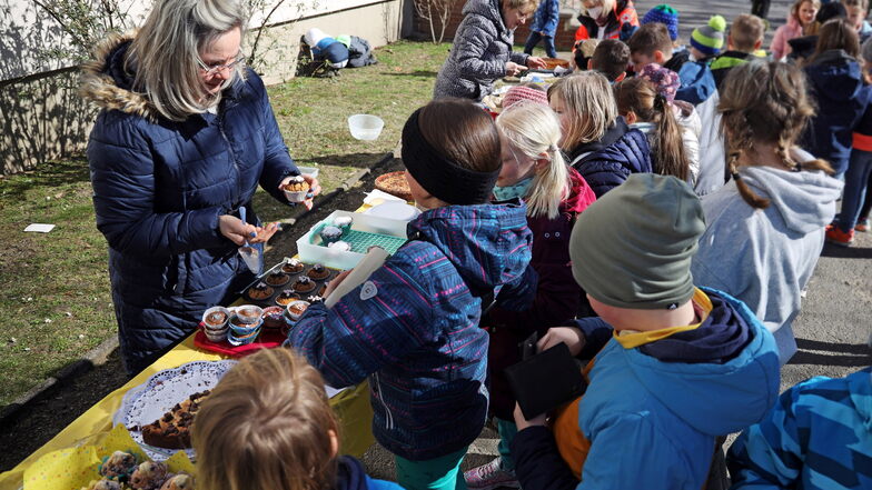 An der Riesaer Trinitatisschule gab es am Freitag einen Kuchenbasar zugunsten der Kriegsflüchtlinge.