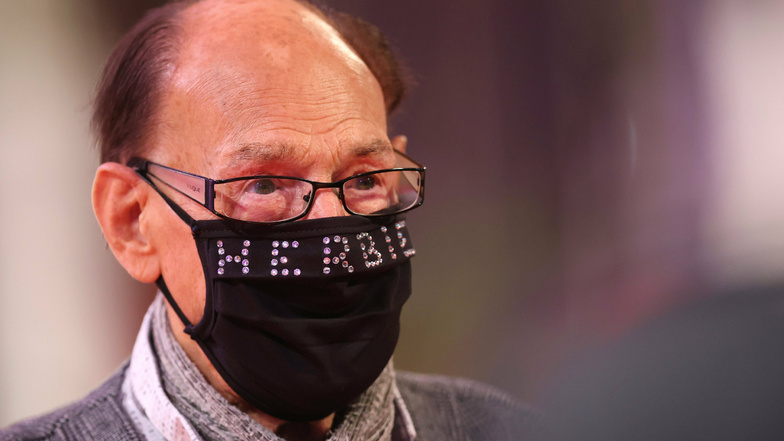 Herbert Köfer kommt mit Maske zur Fernsehgala "Goldene Henne". 