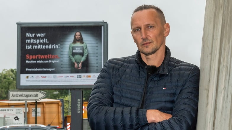 Thomas Melchior vor seinem Plakat in der Nähe der JVA Dresden.