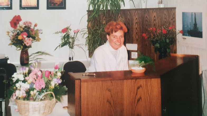 Simone Pasternok in ihren Praxisräumen in Radeberg. Sie war die erste, die sich nach ihrer Arbeit in der Poliklinik selbstständig machte. Am 26. Januar 1991 öffnete sie zum ersten Mal.