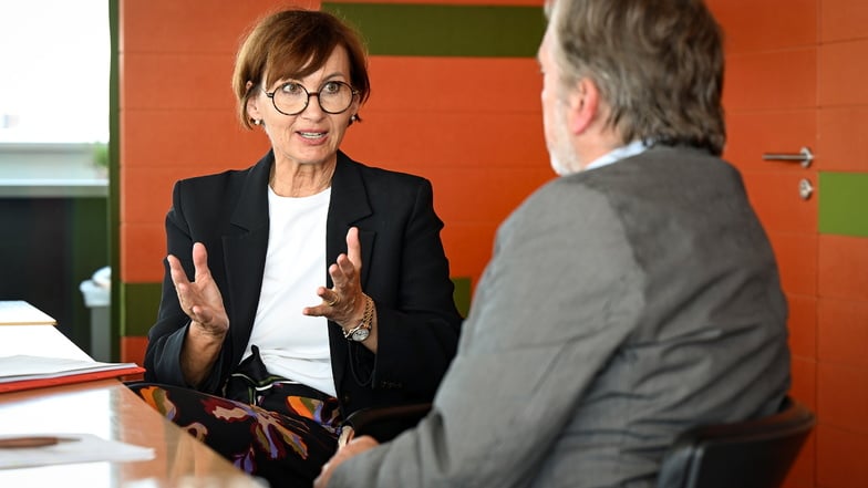 Bettina Stark-Watzinger (FDP) ist die Bundesministerin für Bildung und Forschung. Sie war jetzt unterwegs in Sachsens Wisssenschaftslandschaft und zu Gast in der Redaktion der Sächsischen Zeitung