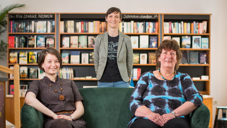 "Ein riesiges Geschenk": Franziska Krauße (l.), und Carolin Hauskeller (M.) haben die Buchhandlung in Cotta jüngst von Roswitha Kober-Mallock übernommen.