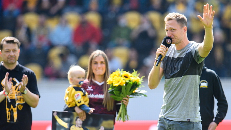 Marco Hartmann verabschiedete sich vor dem Hinspiel nach acht Jahren bei Dynamo. Seine Frau Julia und Sohn Carlie waren auf dem Rasen im Rudolf-Harbig-Stadion dabei.