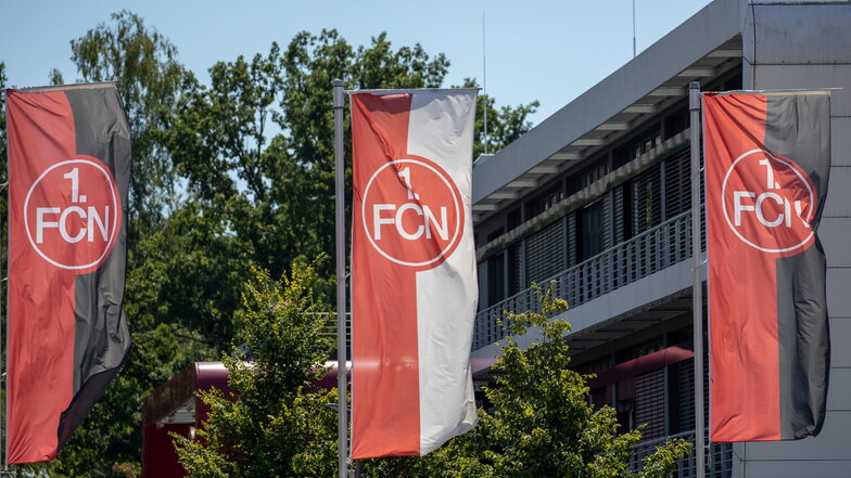 Fahnen mit dem FCN-Logo wehen vor dem Vereinsgebäude des 1. FC Nürnberg.