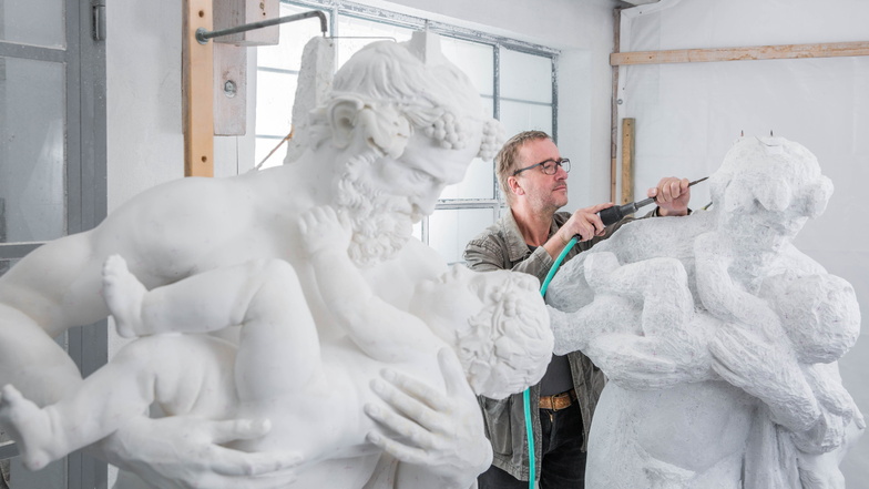 Mit seinem kleinen Presslufthammer bearbeitete Steinbildhauer Stefan Dürre im November 2020 die Kopie der Silen-Skulptur. Als Vorbild dafür diente das Gipsmodell (l.).