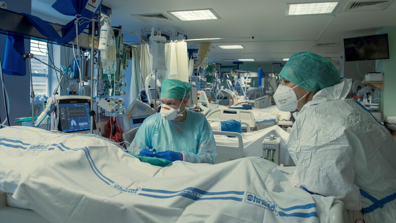 Ein Bild aus dem Frühjahr: Krankenpfleger behandeln einen Corona-Patienten auf der Station für Anästhesiologie im Krankenhaus Liberec. Aktuell ist die Lage entspannt.