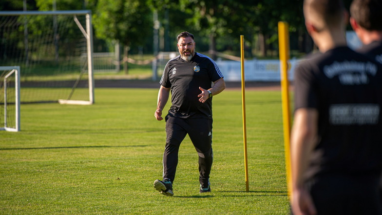 Steve Dieske, Trainer bei Fußball-Landesligist Großenhainer FV, geht optimistisch in die neue Saison. Auftakt für die Röderstädter ist im Landespokal gegen Einheit Kamenz.
