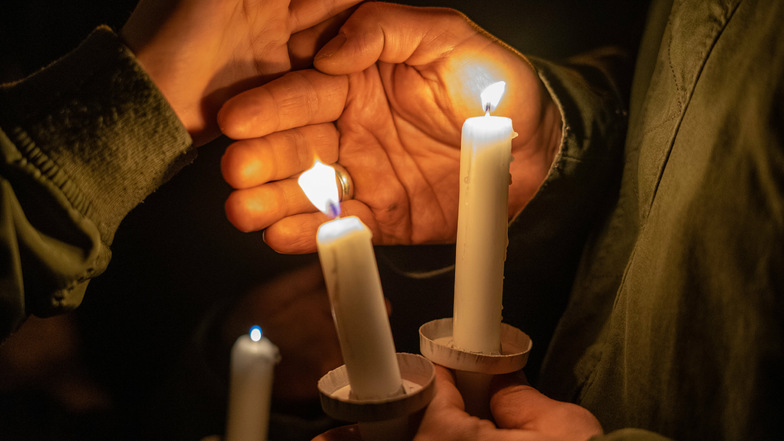 Kerzen werden am Sonnabendabend auf dem Bautzener Schützenplatz angezündet - zur Erinnerung an die Wendezeit.