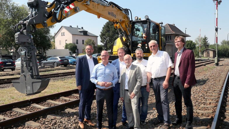 Im Beisein von Sachsens Verkehrsminister Martin Dulig (SPD) wurde am Bahnhof Deutschenbora mit dem ersten Baggerhub symbolisch der Start zur Sanierung des Streckenteils Nossen – Meißen vollzogen.