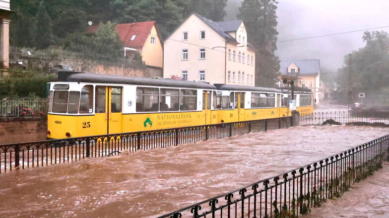 Die Kirnitzschtalbahn steht im Wasser.