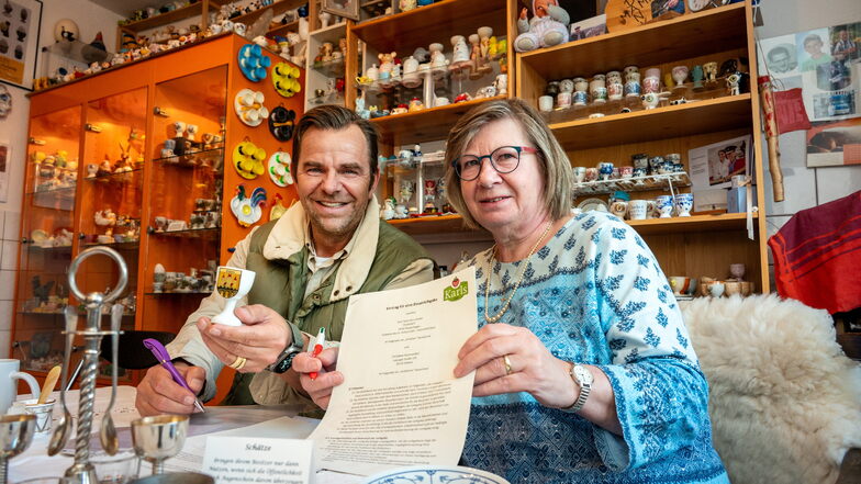 Die Döbelnerin Christiane Hasenwinkel und Robert Dahl, der Gründer von Karls Erlebnis-Dorf, unterzeichnen den Vertrag über die Leihgabe von mehreren Tausend Eierbechern.