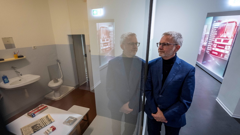 Peter Wellach, Ausstellungskurator, blickt im früheren Stasi-Gefängnis auf dem Kaßberg in eine sogenannte Freikaufzelle.