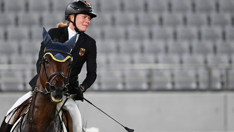 Annika Schleu weint nach ihrer Disqualifikation. Ihr Pferd hatte mehrmals den Sprung verweigert.