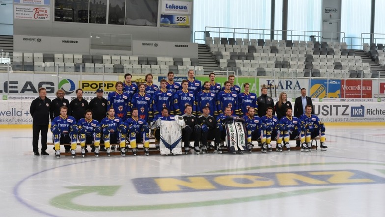 Der aktuelle Kader der Lausitzer Eishockey-Füchse stellte sich auf dem Eis der Wee Arena Weißwasser dem Fotografen zum offiziellen Saison-Bild.