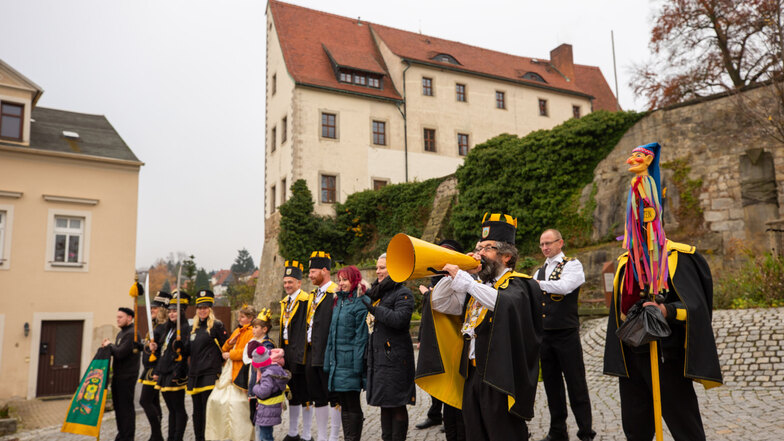 Traditionell am 11.11. schreitet der Elferrat des Hohnsteiner Karnevalclubs von der Burg in die Stadt um unter anderem das neue Motto zu verkünden.