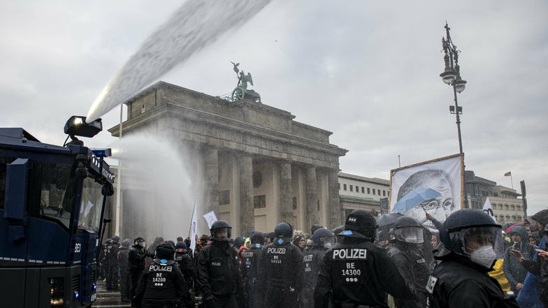 Die Polizei setzt bei einer Demonstration gegen die Corona-Einschränkungen der Bundesregierung am Brandenburger Tor Wasserwerfer ein.
