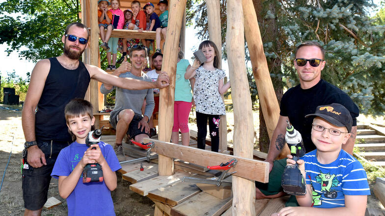 In der DRK-Kita Sonnenkäfer bauen die Mitarbeiter der Ostritzer Firma "Holzgestalten" ein Baumhaus und werden von den Kindern dabei unterstützt.