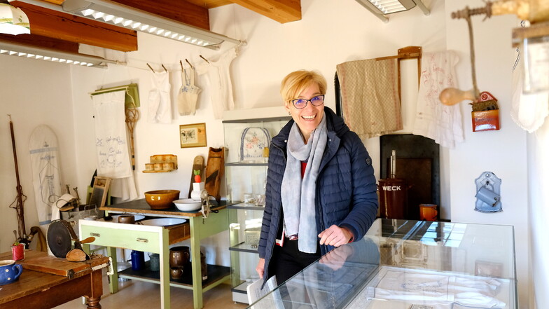 Bürgermeisterin Anita Maas führt durch die Küche der Familie im Terence-Hill-Museum in Lommatzsch.