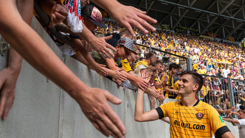 Dynamo Dresdens Alexander Jeremejeff bedankt sich nach dem 2:1 Sieg bei den Fans im heimischen Stadion.